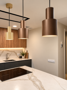 Cocina moderna con lámparas de bronce